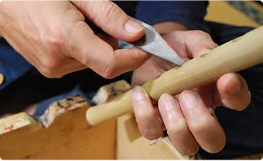 天然竹を手作業で加工します